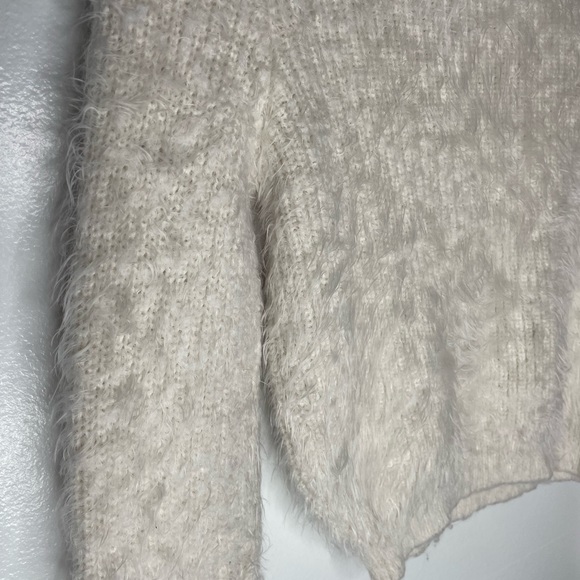 Fluffy winter sweater (s) - Picture 2 of 4